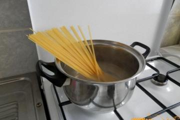 Jednostavno i zadovoljavajuće: kuvanje tjestenine sa šunkom