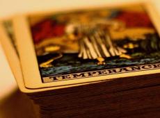 המשמעויות העיקריות של קלף הטארוט הן מתינות בפריסות ובשילובים
