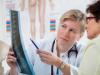 Que traite un rhumatologue, quand consulter un médecin et quels conseils suivre ?