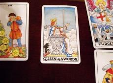 Minor Arcana Tarot A kardok királynője: jelentése és kombinációja más kártyákkal