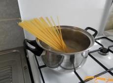 Jednostavno i zadovoljavajuće: kuvanje tjestenine sa šunkom